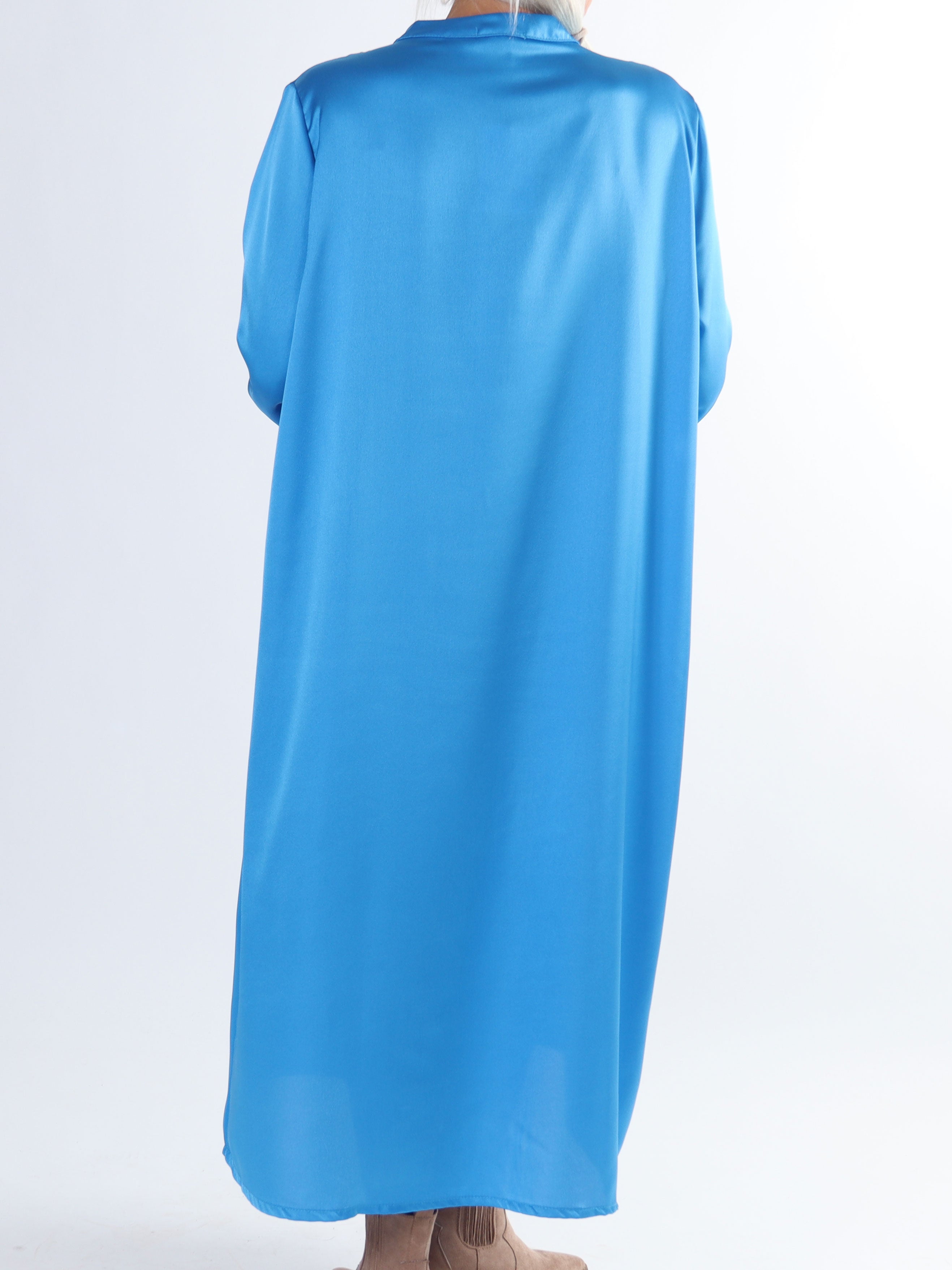 Emilia - Plus size kjole i silkelook med hvide perler